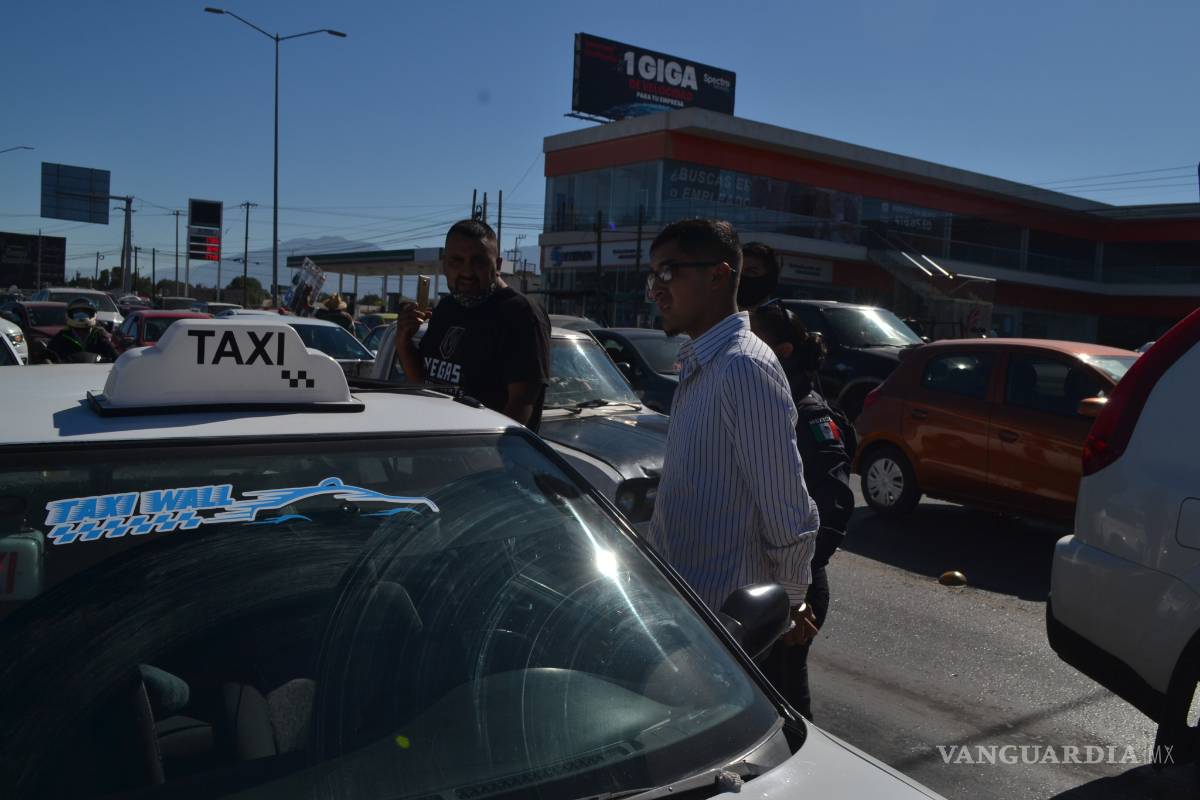 Taxista ebrio se duerme en medio del periférico