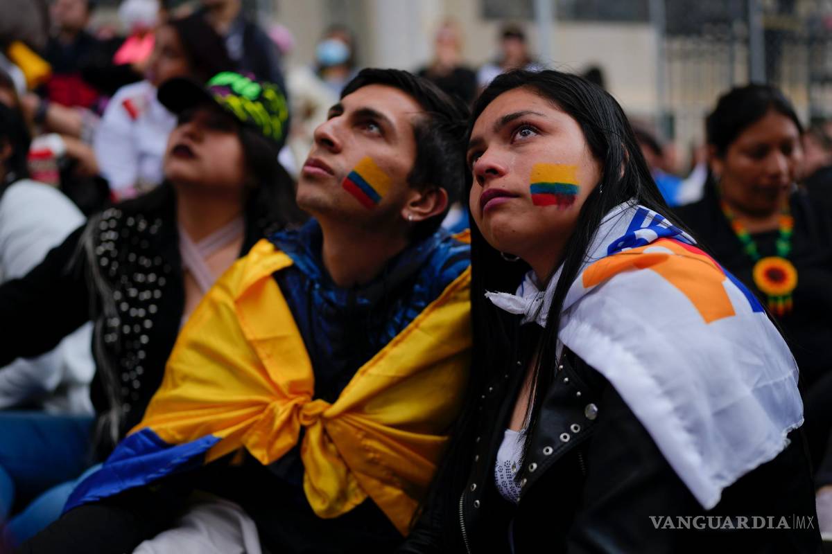 $!Los partidarios del presidente Gustavo Petro asisten a su ceremonia de juramento en la plaza de Bolívar en Bogotá, Colombia.