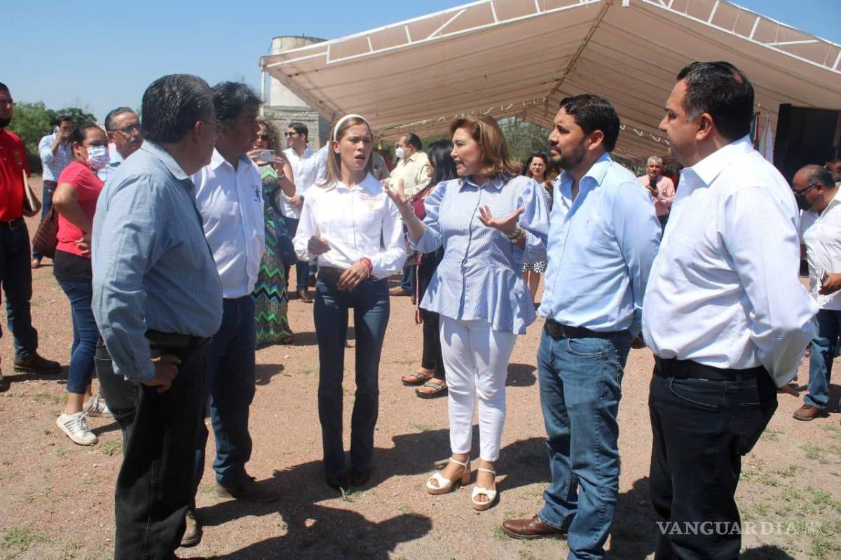 $!En el lugar estuvo presente la licenciada Liliana Paola Aguilar Tijerina, representante de la SEDATU en Coahuila, el licenciado Antonio Nerio Maltos, representante del gobernador del estado Miguel Ángel Riquelme Solís, el diputado Jesús María Montemayor Garza, el arquitecto Julio César Tonix.