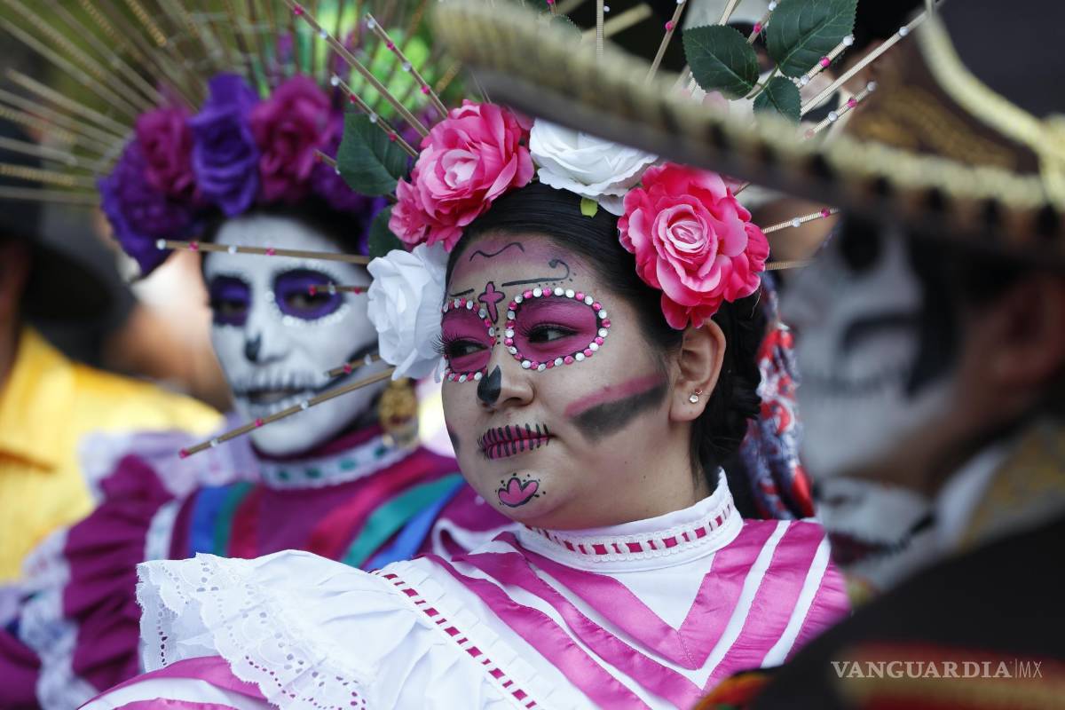 $!Mujeres participan en un desfile de catrinas en Ciudad de México (México).