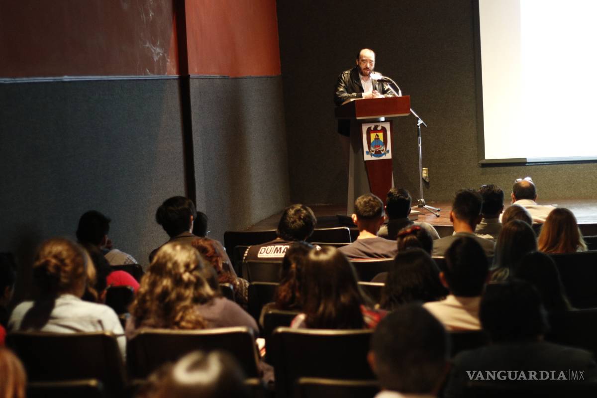 Realizan en la UAdeC seminario sobre el diablo y las brujas