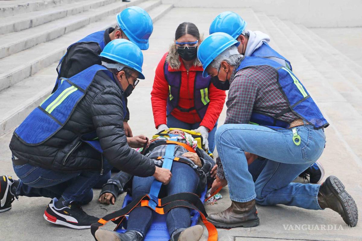 Realizan alumnos de la Universidad Autónoma de Coahuila simulacro de golpe de calor