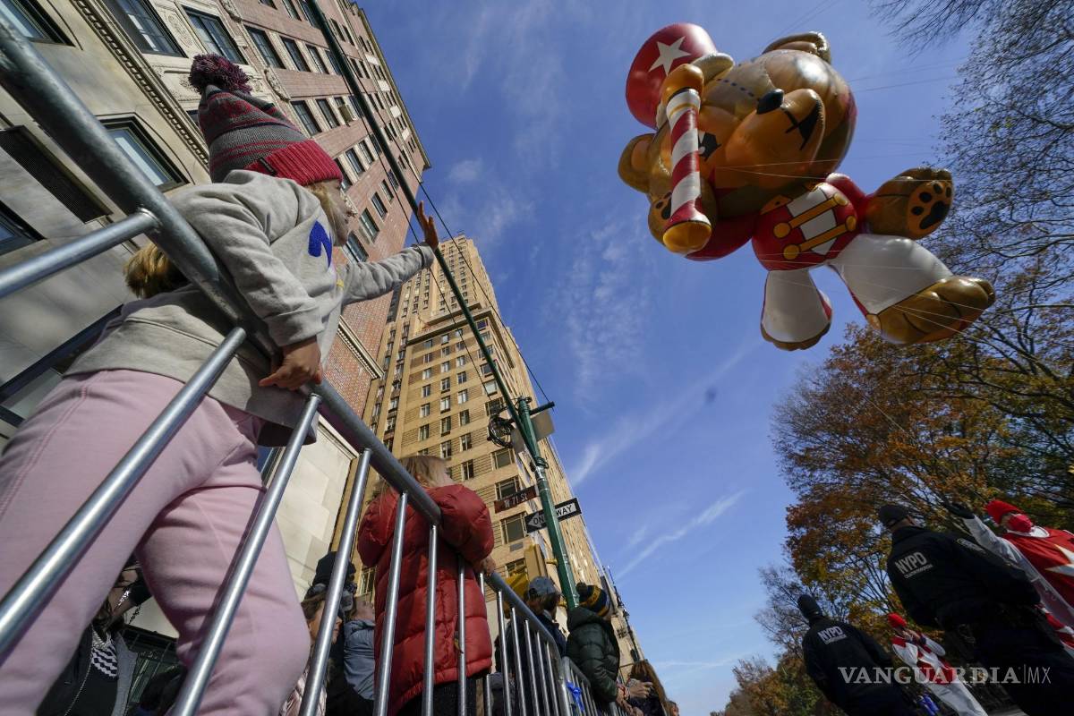 $!Eliza Bryson, de 6 años, saluda a una carroza durante el Desfile del Día de Acción de Gracias de Macy’s en Nueva York. AP/Seth Wenig