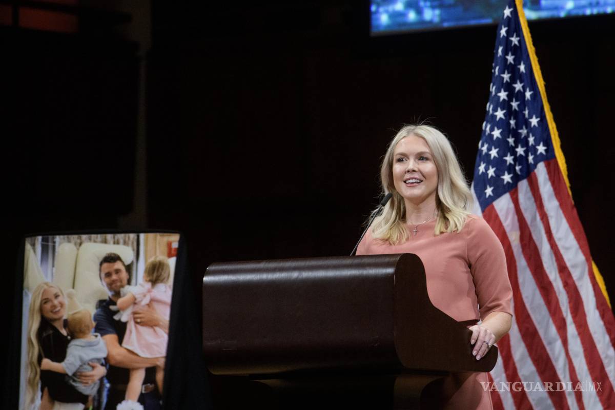 $!La secretaria de prensa de la Casa Blanca, Karoline Leavitt, habla en una vigilia por Charlie Kirk en el Centro Conmemorativo John F. Kennedy en Washington.