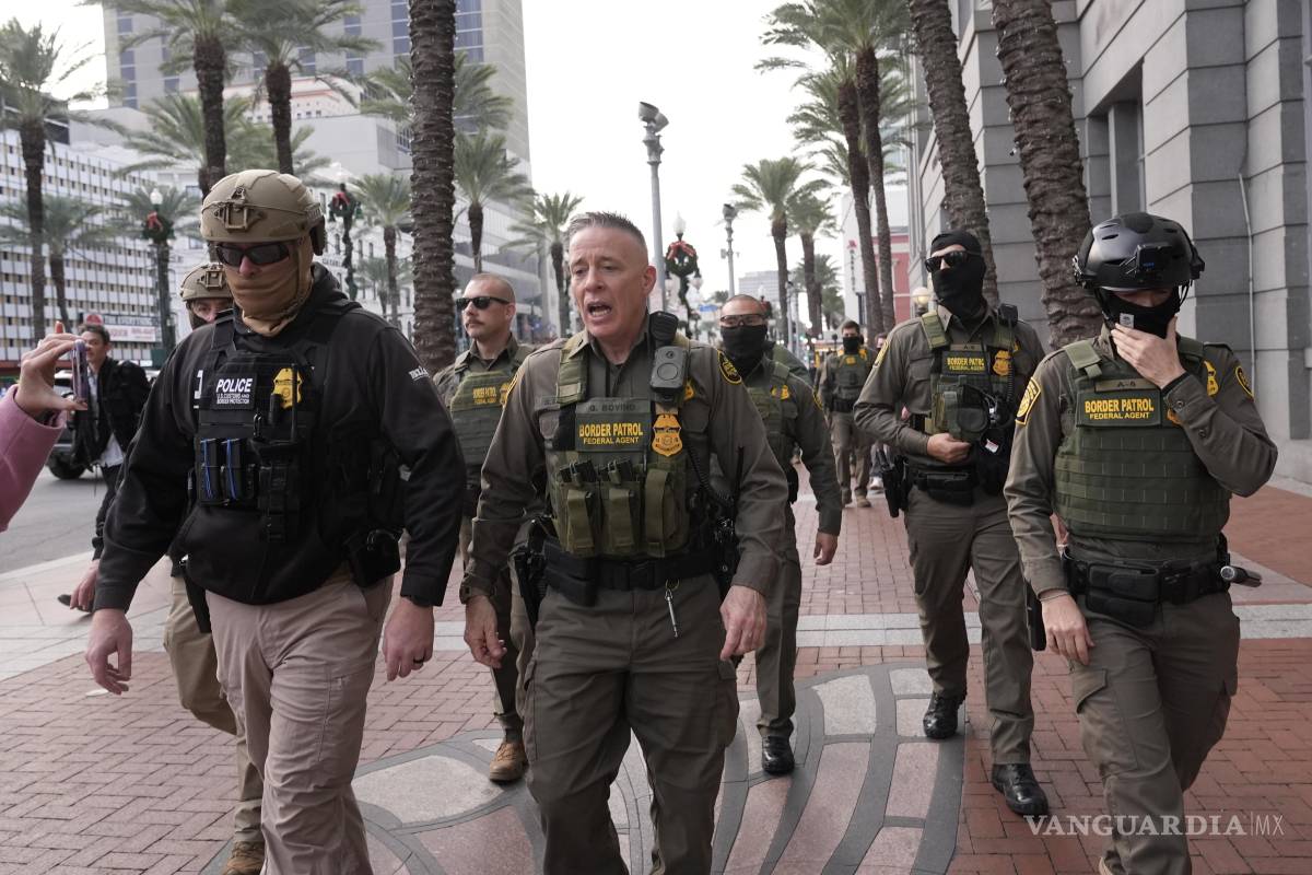 $!El comandante general de la Patrulla Fronteriza de EU, Gregory Bovino (segundo desde la izquierda), camina por una calle en Nueva Orleans, Luisiana.