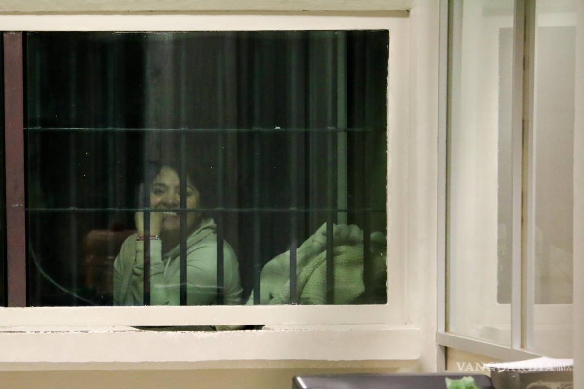 Festejan cumpleaños de Nestora Salgado afuera del penal