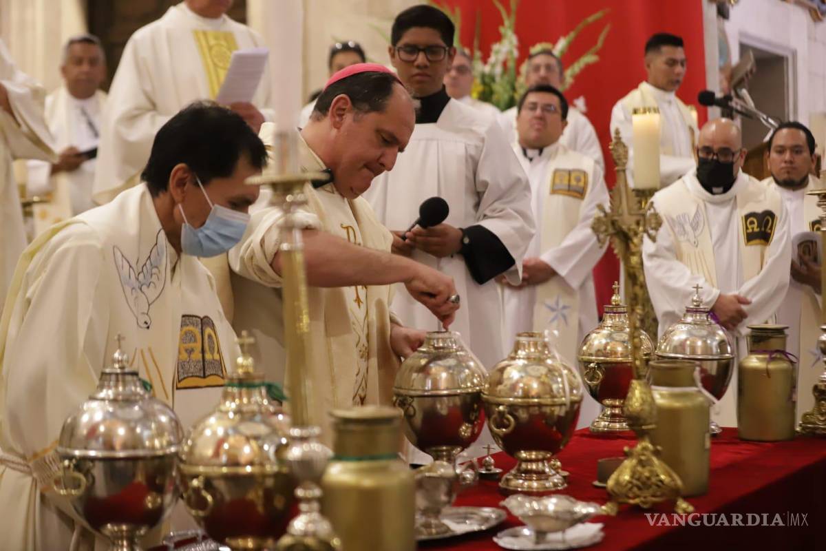 $!El obispo Hilario González presidió la bendición de los santos óleos.