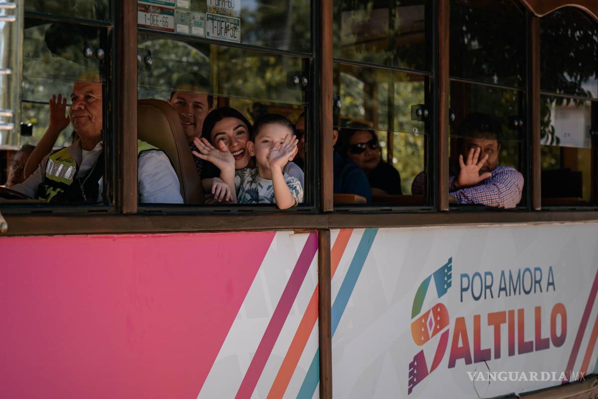 $!Familias y visitantes disfrutan de un paseo por el Centro Histórico de Saltillo, mientras descubren la rica arquitectura de la ciudad.