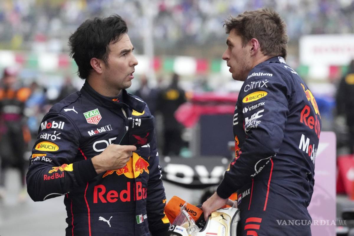 $!Max Verstappen y su compañero de equipo, Sergio Pérez hablan después del Gran Premio de Fórmula Uno de Japón en el circuito de Suzuka.