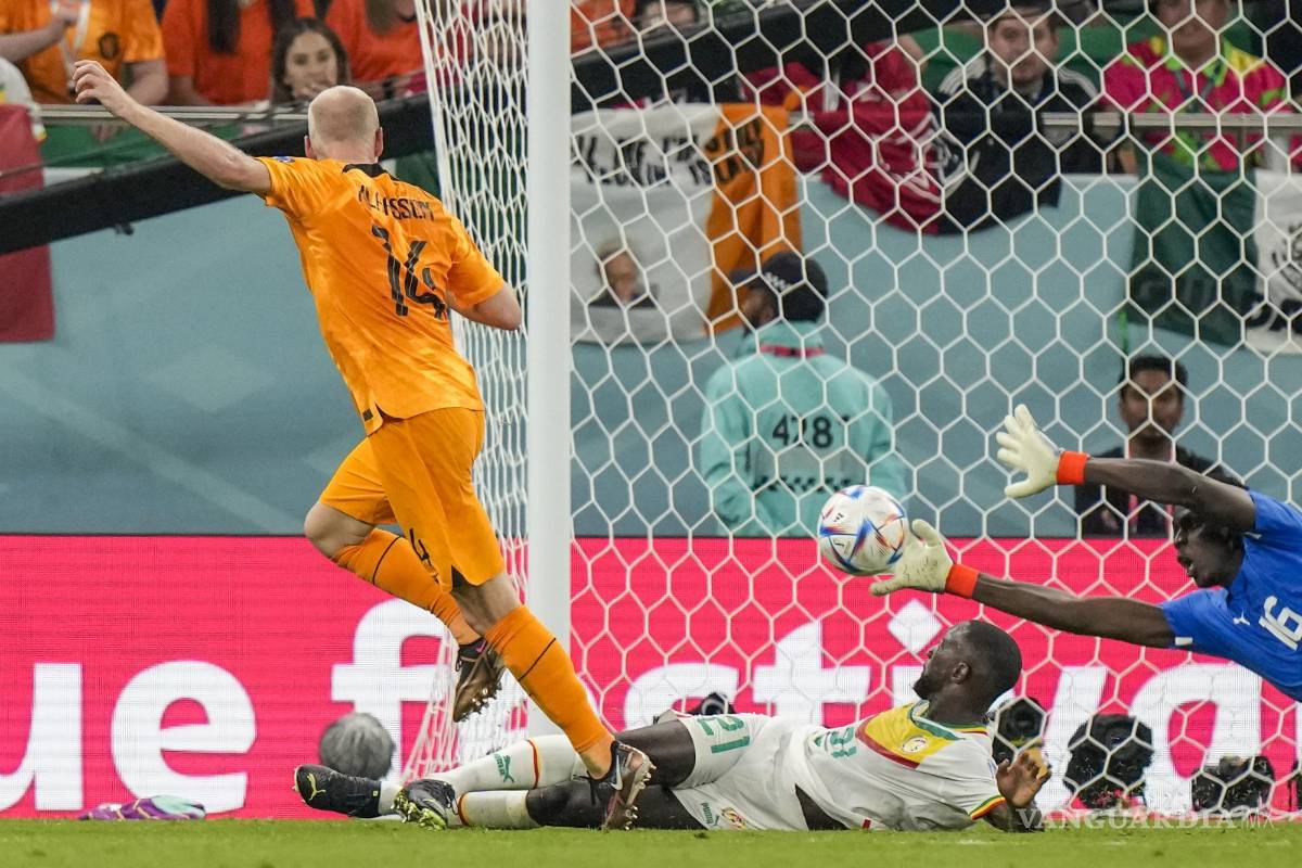 $!Davy Klaassen anotando frente a Senegal.