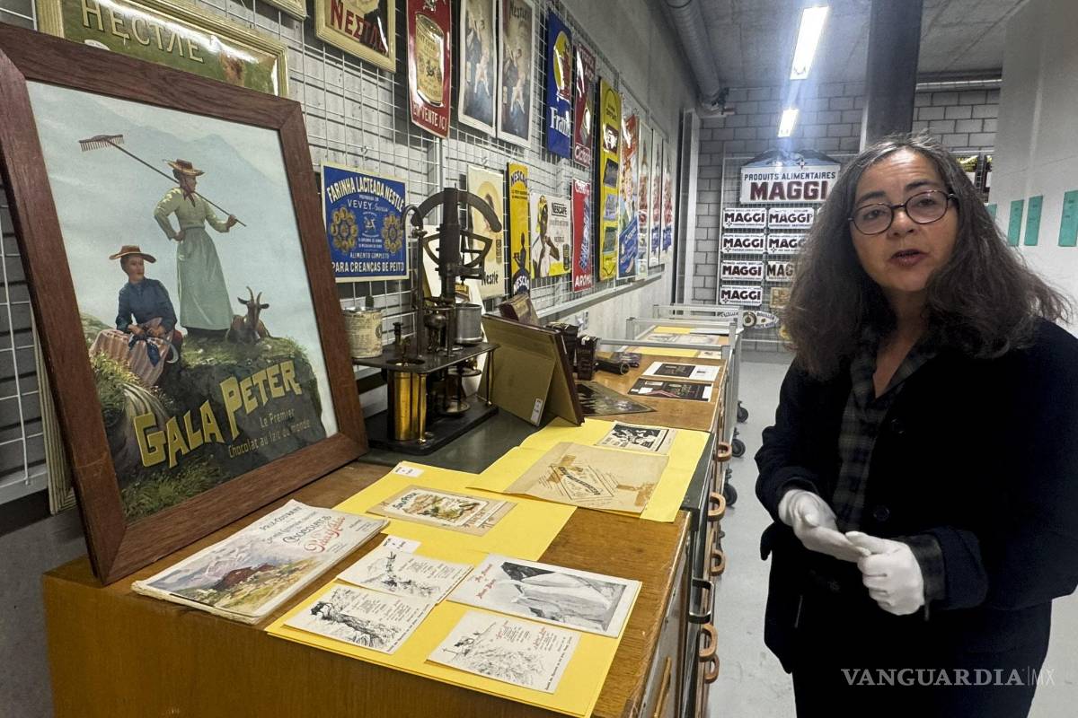 $!En la imagen, la historiadora de Nestlé Lisane Lavanchy muestra documentos sobre los primeros chocolates con leche.