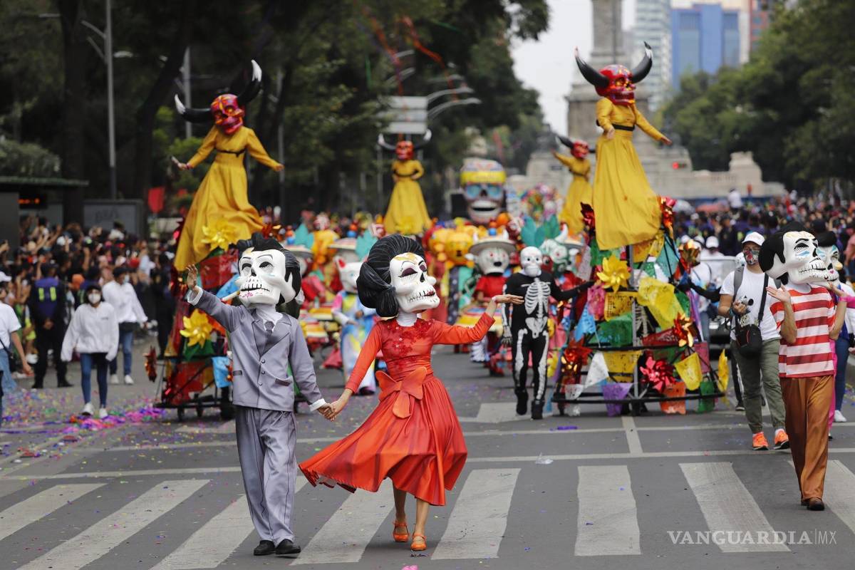 $!Personas participan en las principales avenidas en un desfile en conmemoración del Día de Muertos en Ciudad de México. EFE/Mario Guzmán
