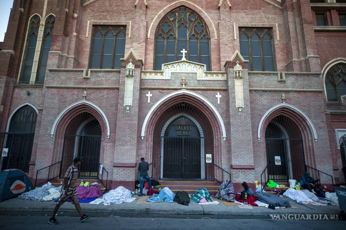 $!En esta imagen tomada el martes 9 de mayo de 2023, migrantes se despiertan en un campamento ante la iglesia del Sagrado Corazón en el centro de El Paso, Texas.
