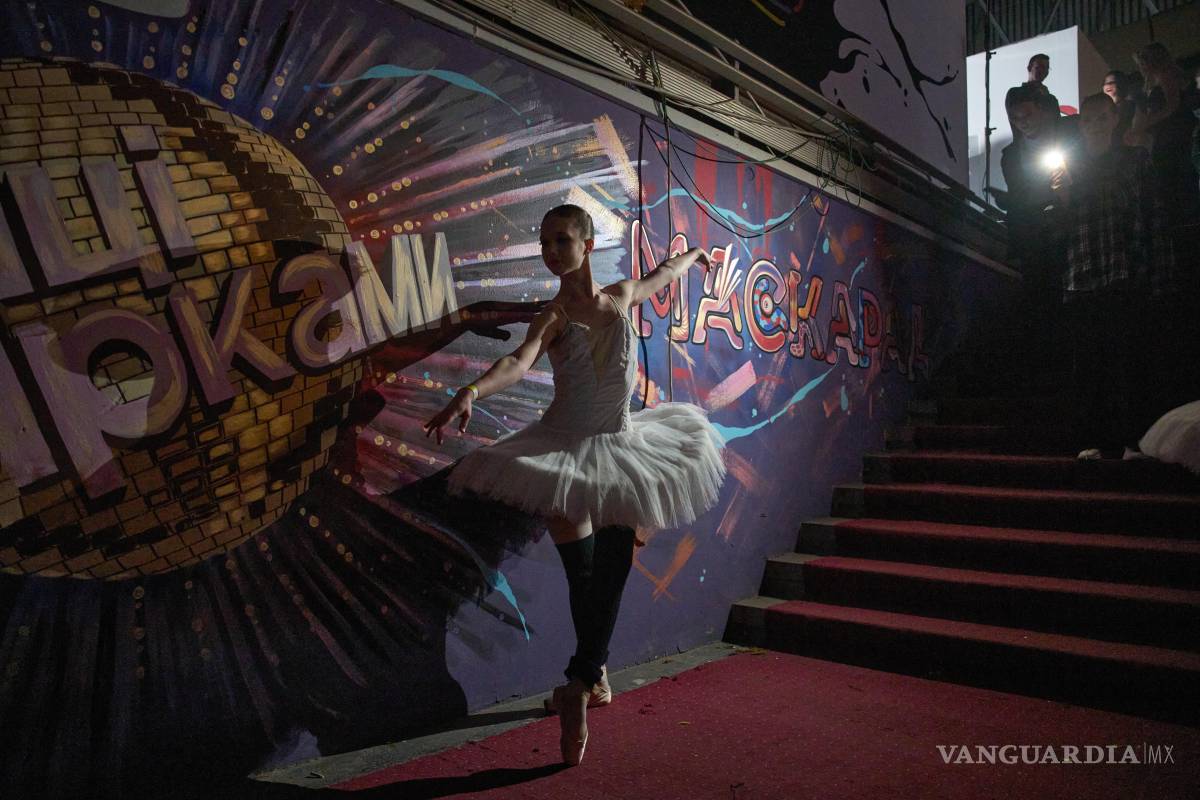 $!Una bailarina de ballet calienta durante la grabación del programa navideño “Bailando con las Estrellas” en Kiev, Ucrania.