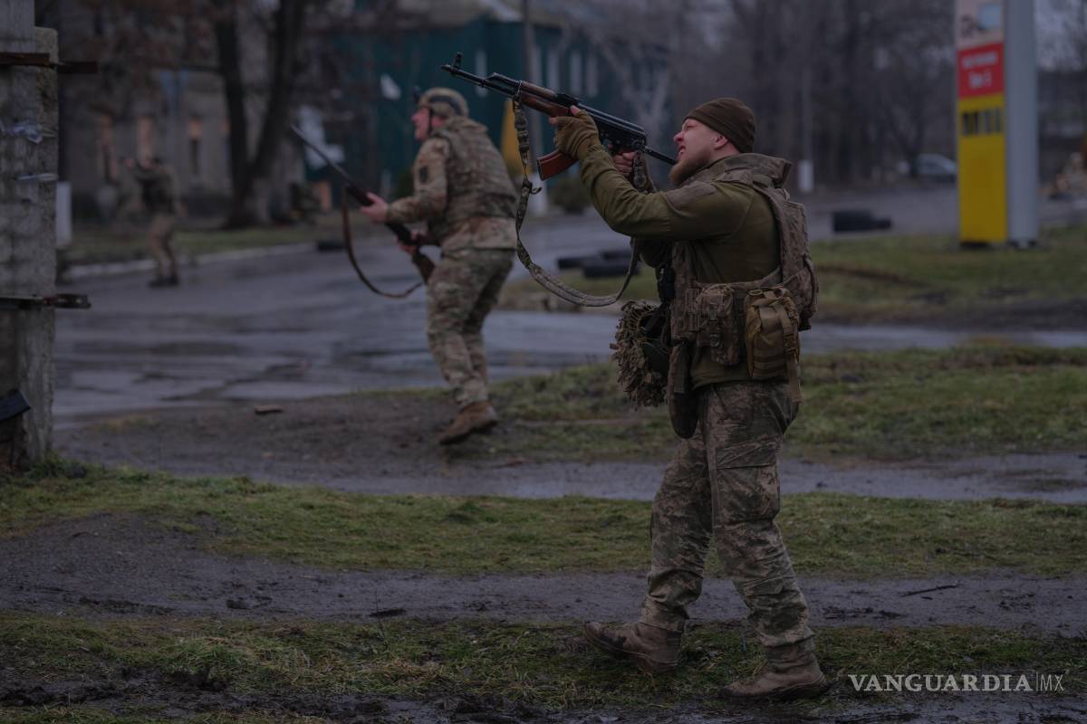 $!Soldados disparan contra un dron FPV ruso en la línea del frente en Druzhkivka, región de Donetsk, Ucrania,