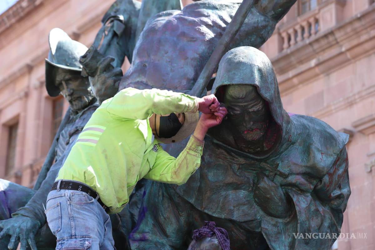 $!Cepillos metálicos en limpieza tras 8M alertan a restauradores: ‘le van a dar en la torre a escultura’
