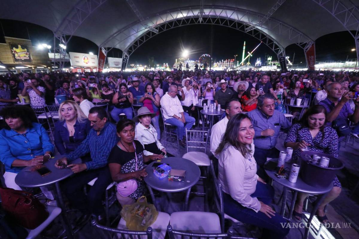 $!Alicia Villarreal pone a bailar a los saltillenses