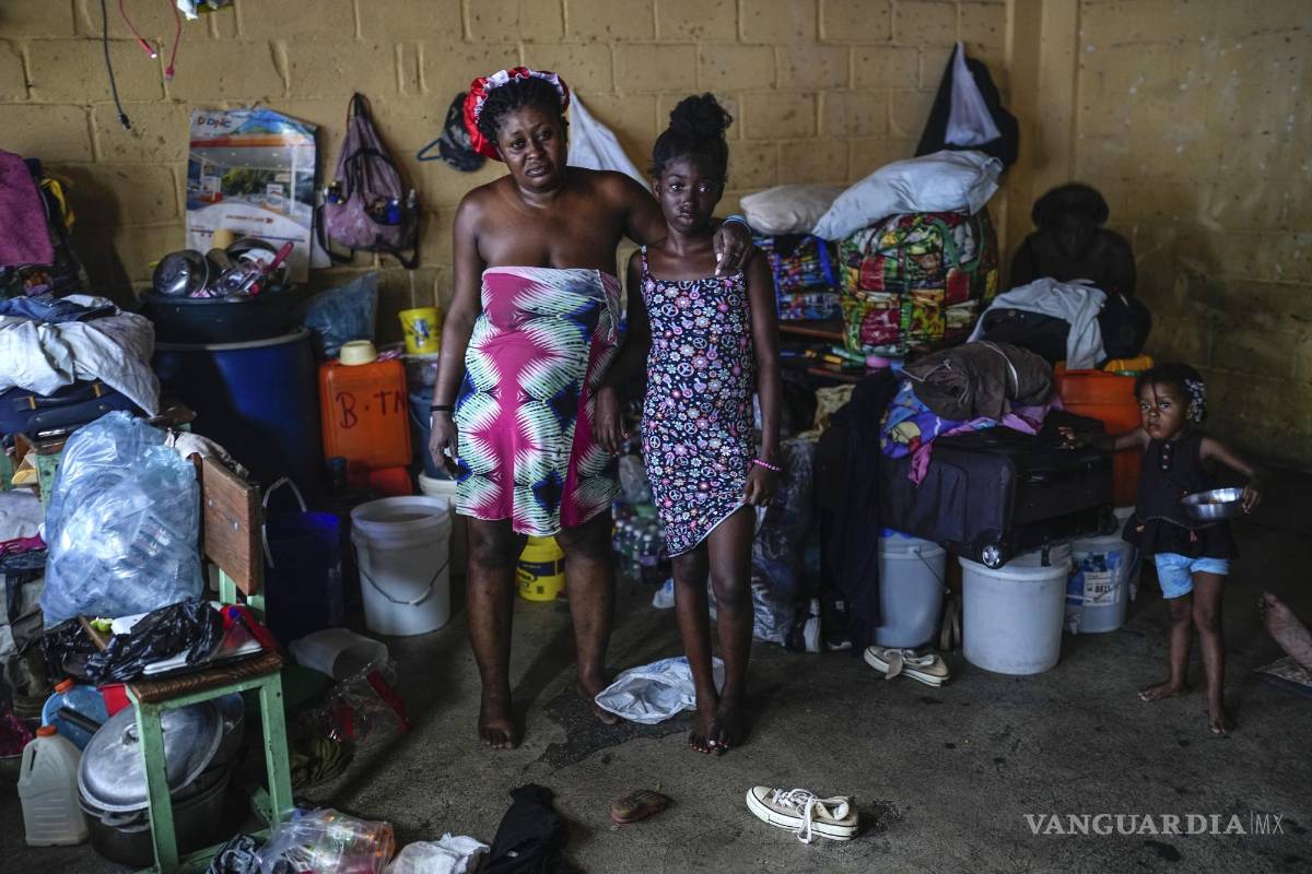 $!Juliana St. Vil en una escuela convertida en refugio donde ahora viven después de huir de la violencia de las pandillas en su vecindario, en Puerto Príncipe, Haiti.