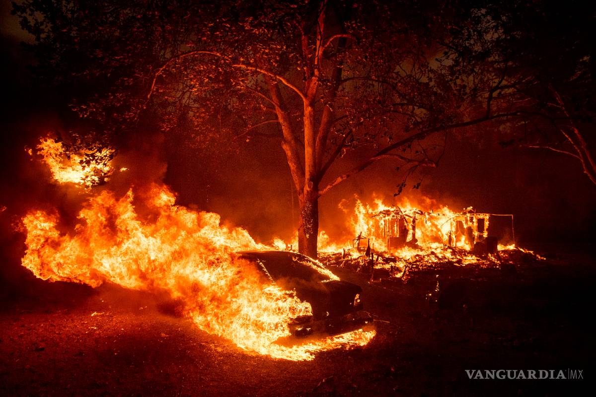 $!Vientos dan vida a incendio en california