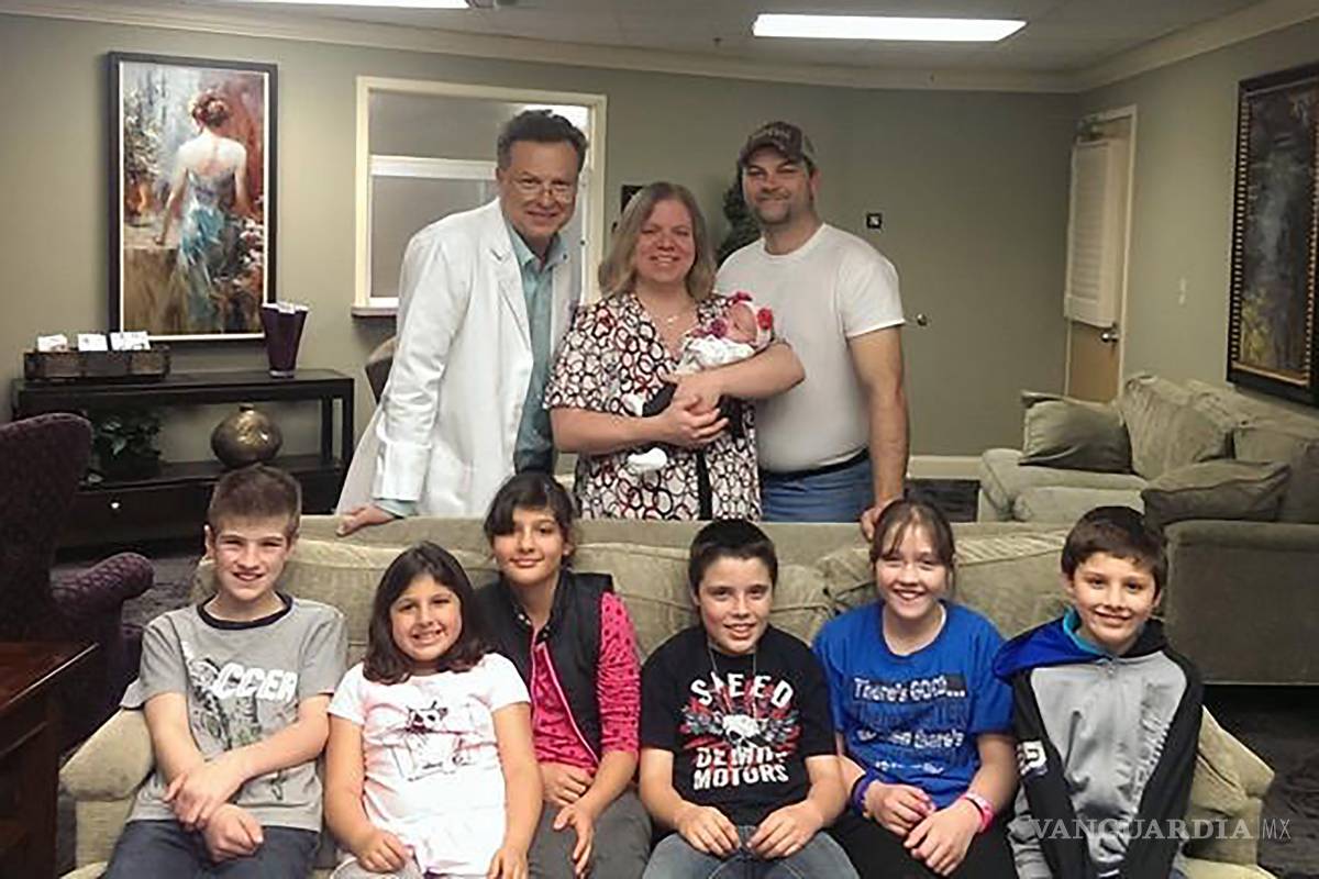 Una mujer que adoptó a seis niños revela cómo finalmente.. ¡quedó embarazada!