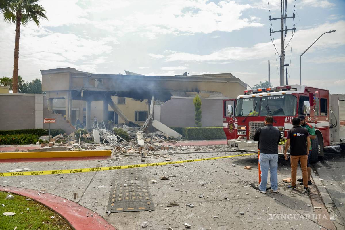 $!Escena de destrucción después de una serie de explosiones en el fraccionamiento Jardines de Versalles, que dejaron una persona gravemente herida.