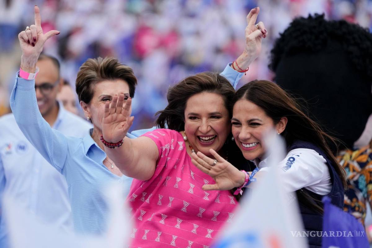 $!La candidata presidencial Xóchitl Gálvez, en el centro, saluda a sus seguidores en el evento de apertura de su campaña en Irapuato, México, el 1 de marzo de 2024.