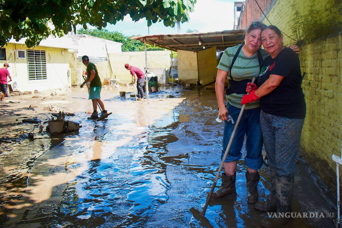 $!POZA RICA, VERACRUZ, 12 OCTUBRE 2025.- La población inició con los trabajos de limpieza de sus casas que están llenas de lodo, esto tras las inundaciones del pasado viernes, cuando el río Cazones se desbordo por las intensas lluvias. Sus muebles están totalmente inservibles, e intentan recuperar lo poco que no esta arruinado. Coches, animales muertos, y montañas de muebles arruinados son parte de la paisaje en las calles.