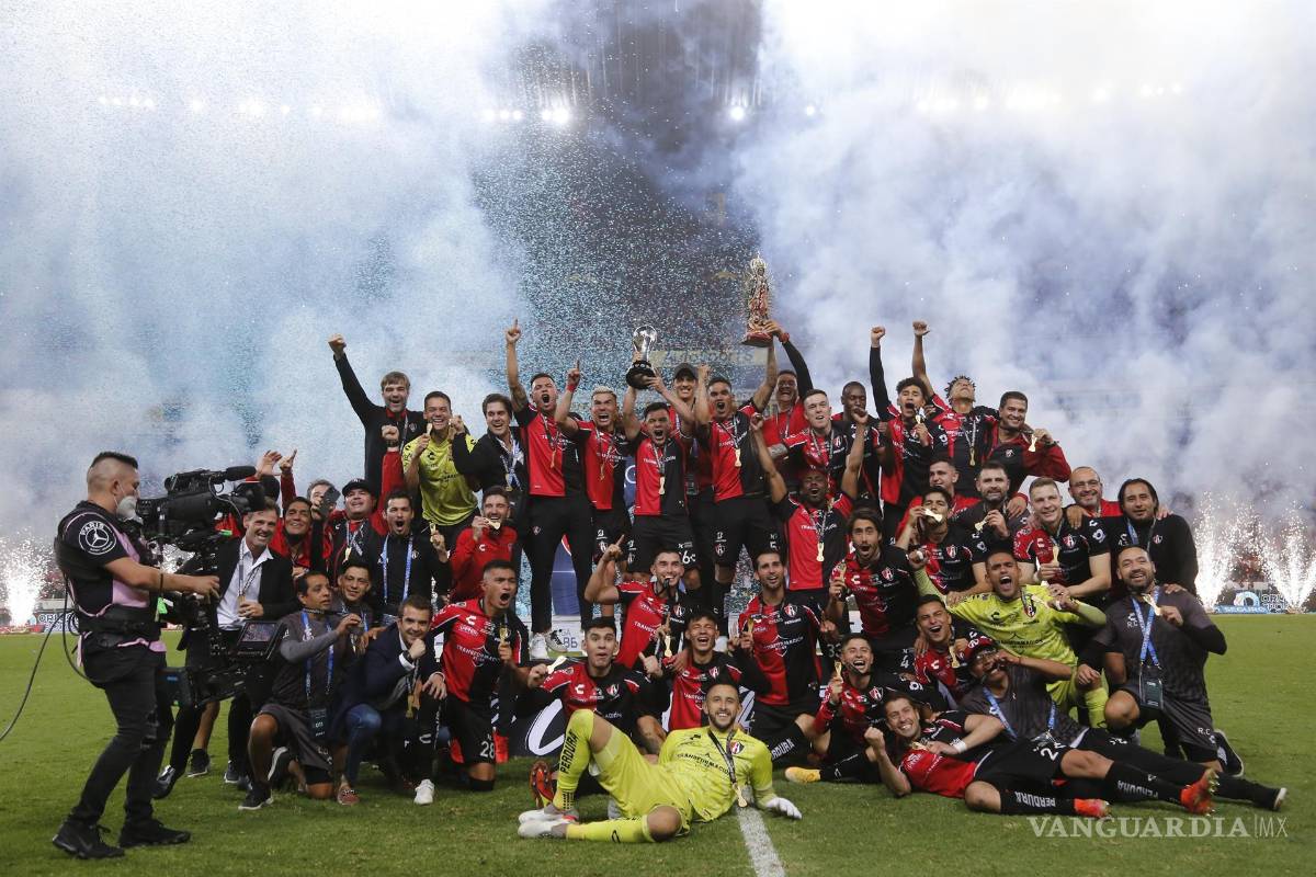 $!Jugadores de Atlas celebran luego de que el equipo se coronara campeón del Torneo Apertura 2021 del fútbol mexicano tras vencer a León. EFE/Francisco Guasco