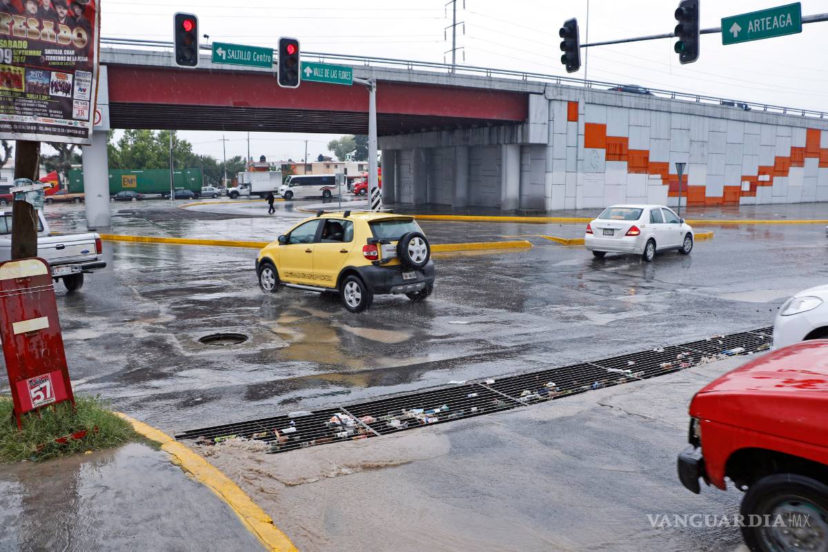 $!Evidencia lluvia ‘endeble’ drenaje en Saltillo