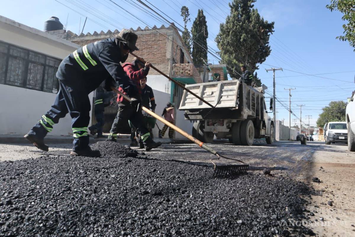 $!Personal municipal intervino tramos de la colonia Nueva Jerusalén, entre las calles Palestina, Egipto e Irak, como parte del mantenimiento permanente de vialidades.