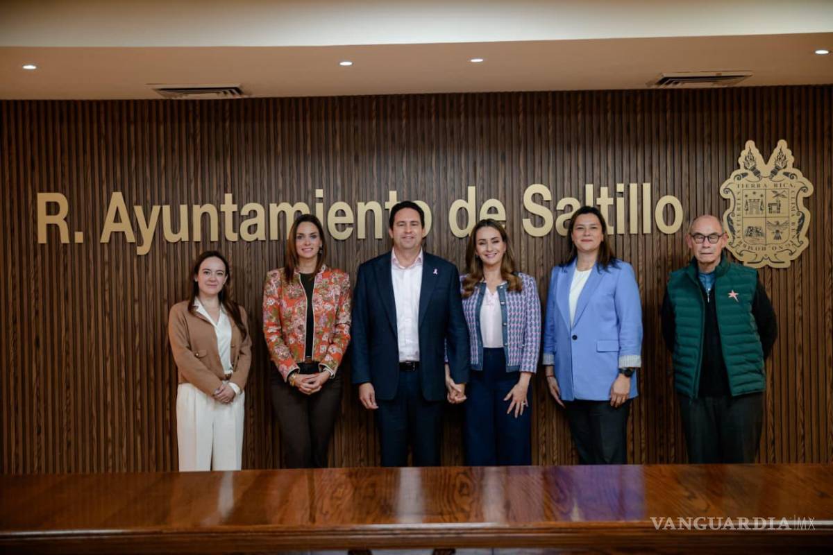 $!El alcalde Javier Díaz González y la presidenta honoraria del DIF, Luly López Naranjo, encabezaron la cuarta sesión del Consejo Directivo.