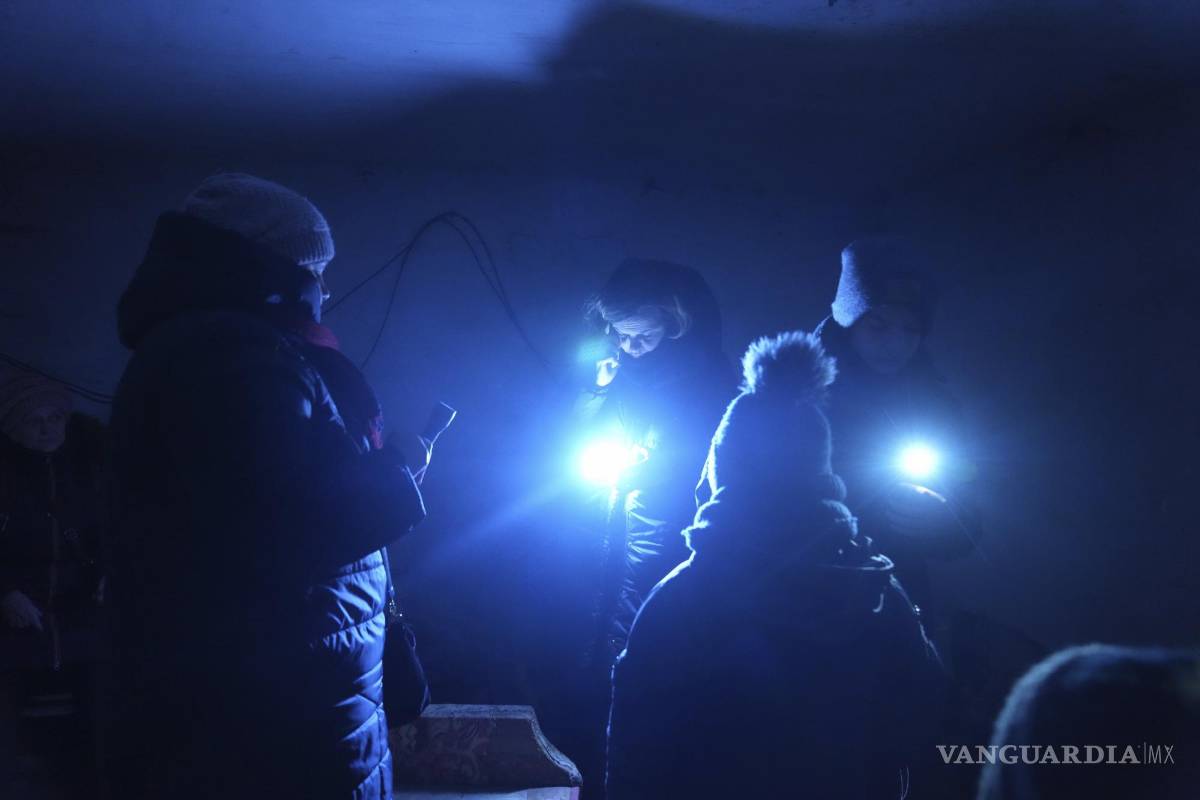 Ante el asedio ruso, ucranianos buscas refugio en el metro y en sótanos