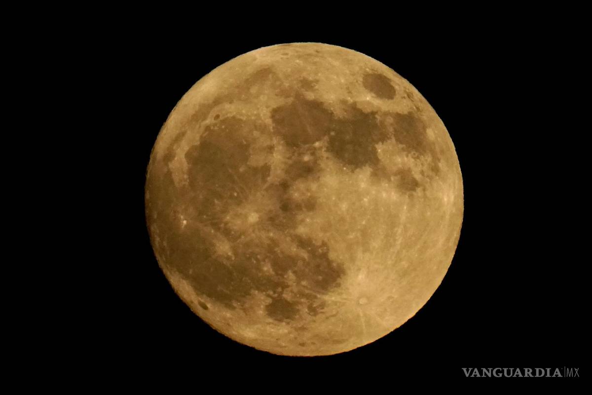 $!El fenómeno conocido como la “Luna de la fresa” visto en East Boston, Massachusetts.