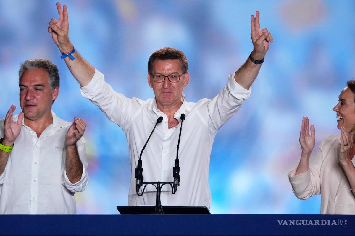 $!Alberto Núñez Feijóo, líder del Partido Popular, saluda a los simpatizantes en la sede de la formación conservadora en Madrid.