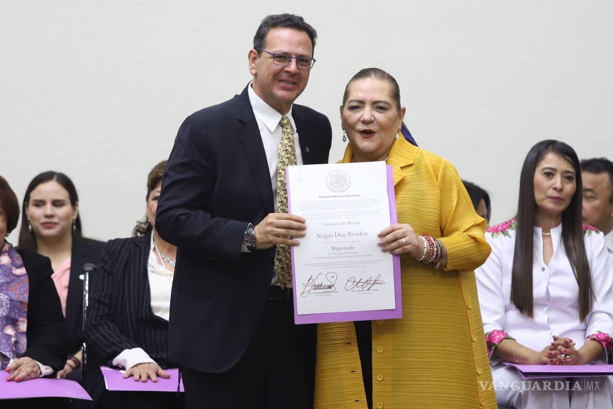 $!Sergio Díaz Rendón recibió su constancia como nuevo magistrado regional del TEPJF en Monterrey.