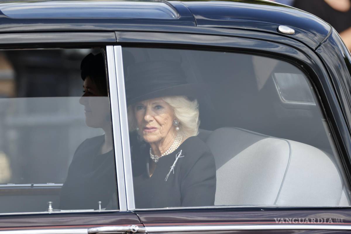 $!La reina consorte de Gran Bretaña, Camilla, llega al Palacio de Buckingham antes de la procesión para llevar el cuerpo de la reina Isabel II a Westminster Hall.