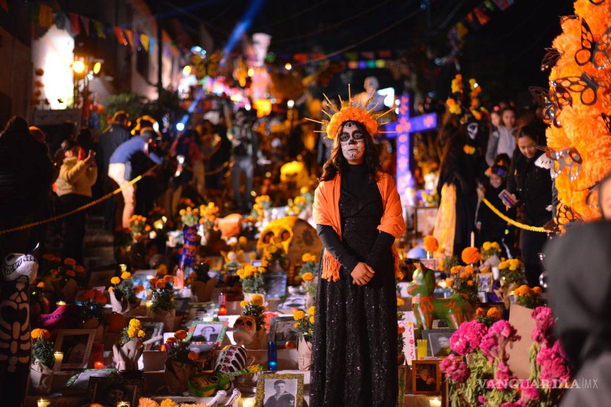 $!Inauguran tradicional y colorido altar monumental en el barrio de Santa Anita