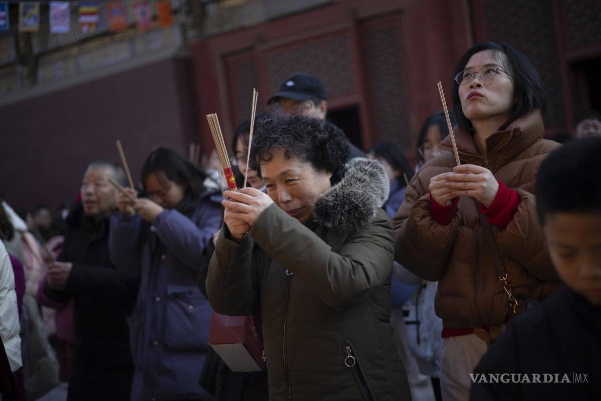 $!Los fieles que sostienen varitas de incienso rezan en el primer día del Año Lunar del Dragón en el Templo Yonghegong Lama en Beijing, China.