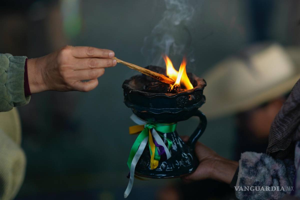 $!Una mujer indígena purépecha enciende un incienso de copal en las montañas de un grupo que camina desde Erongarícuaro.