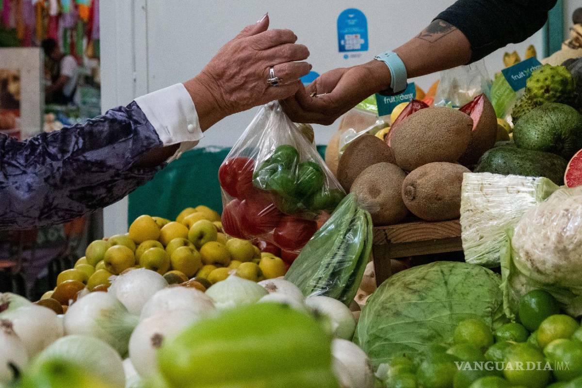 ¿Salario mínimo insuficiente? Canasta básica ‘se come’ 40% de los ingresos