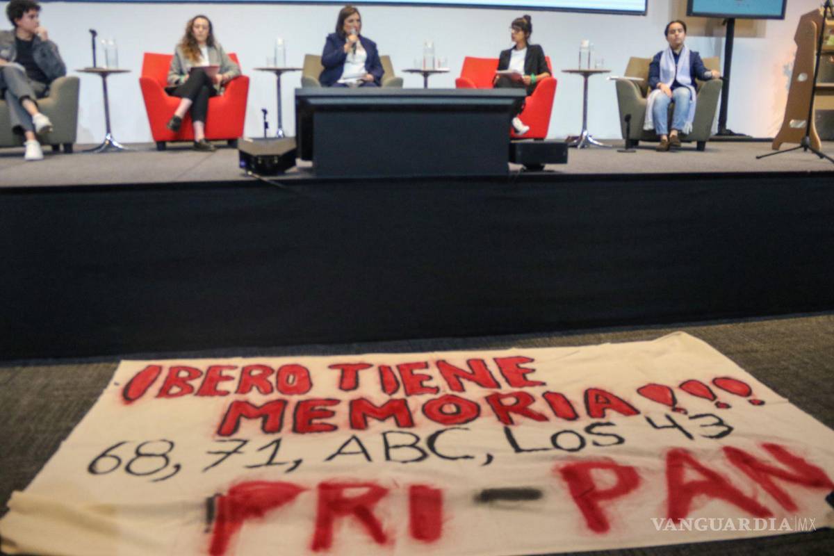 $!La candidata a la Presidencia de la República, por la Coalición Fuerza y Corazón por México, Xóchitl Gálvez Ruíz, acudió a la Universidad Iberoamericana. Algunos estudiantes le manifestaron su apoyo otros le recordaron a los partidos que la apoyan en su carrera a la Presidencia. FOTO: VICTORIA VALTIERRA | CUARTOSCURO