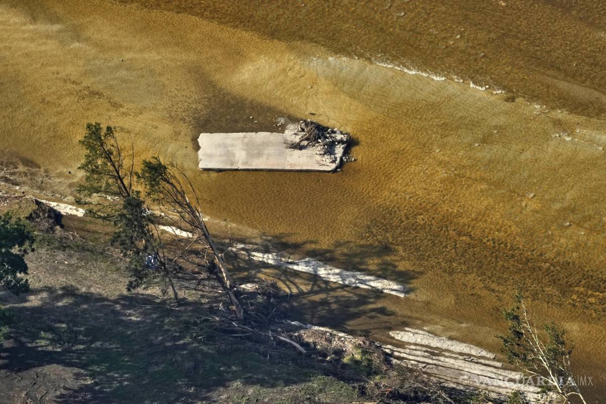 $!Fotografía aérea de una sección rota de la carretera debido a las inundaciones en el condado de Kerr, Texas. En este la lista de fallecidos alcanzó los 96.