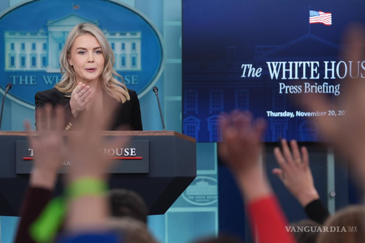 $!Los periodistas levantan la mano para hacerle preguntas a la secretaria de prensa de la Casa Blanca, Karoline Leavitt, durante una rueda de prensa en la Casa Blanca.