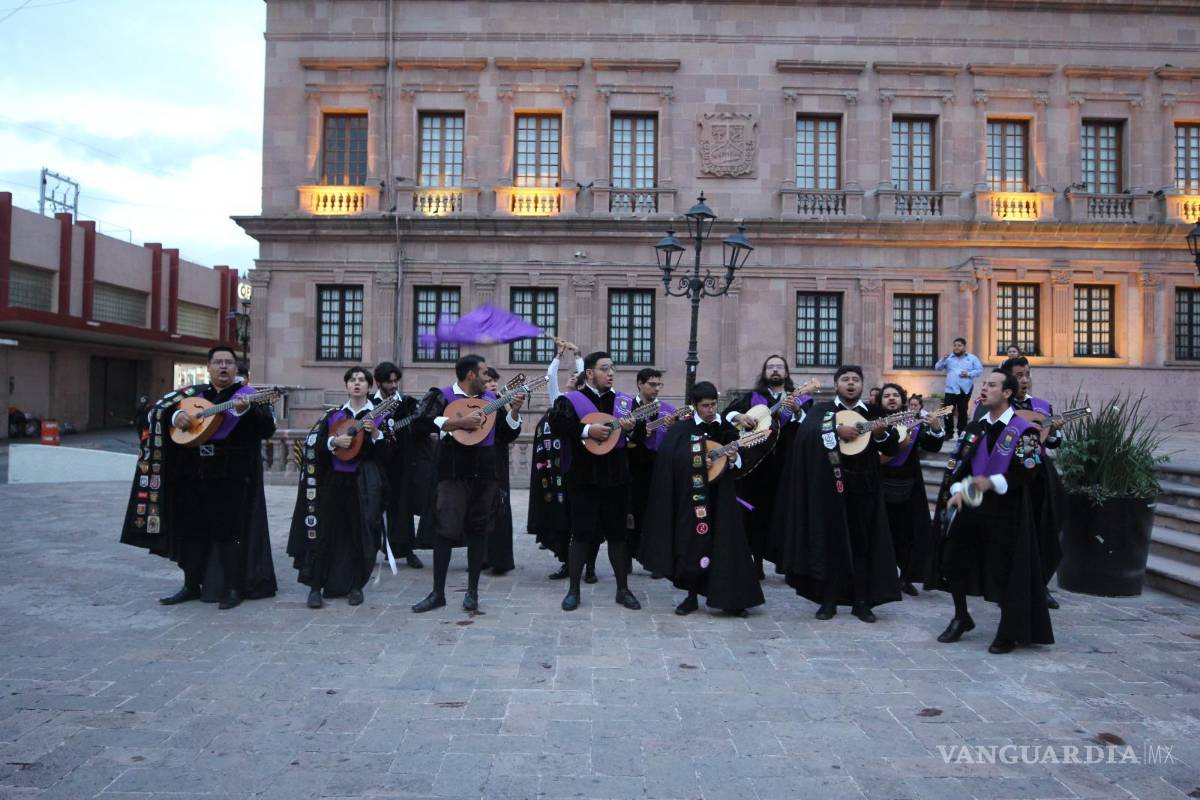 $!Las Tunas Universitarias animaron con música y alegría el recorrido por las principales calles del Centro, durante la segunda edición de la callejoneada.