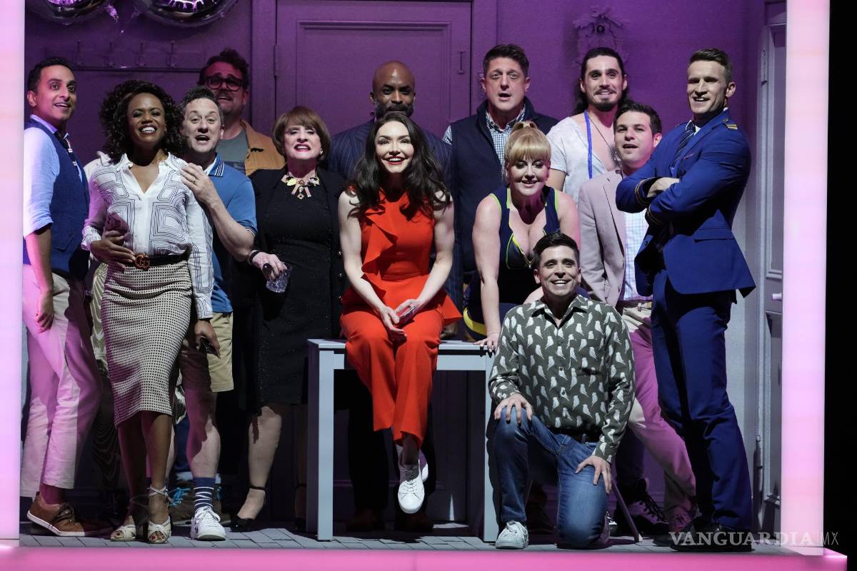 $!El elenco de Company durante su presentación en la 75a entrega anual de los Premios Tony en el Radio City Music Hall en Nueva York.