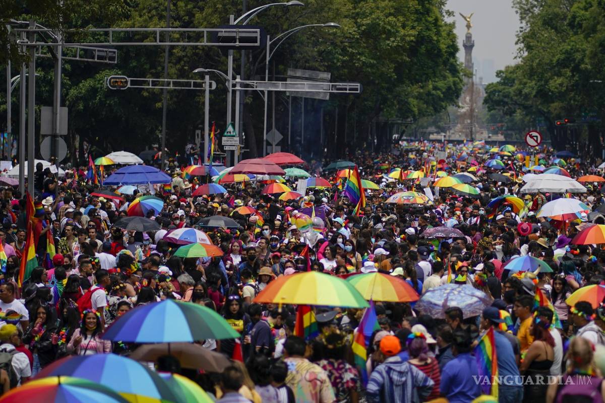 $!Los participantes desfilan durante la Marcha del Orgullo Gay anual en la Ciudad de México.