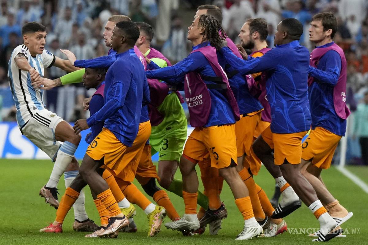 $!Los suplentes naranjas se fueron contra Paredes.