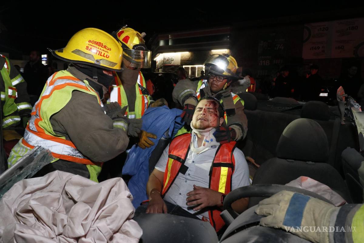 Sorprende a automovilistas en Saltillo performance para concientizar sobre los riesgos al conducir