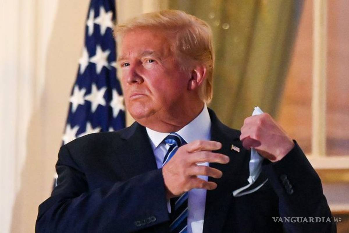 Trump es criticado por quitarse cubrebocas en su regreso a la Casa Blanca