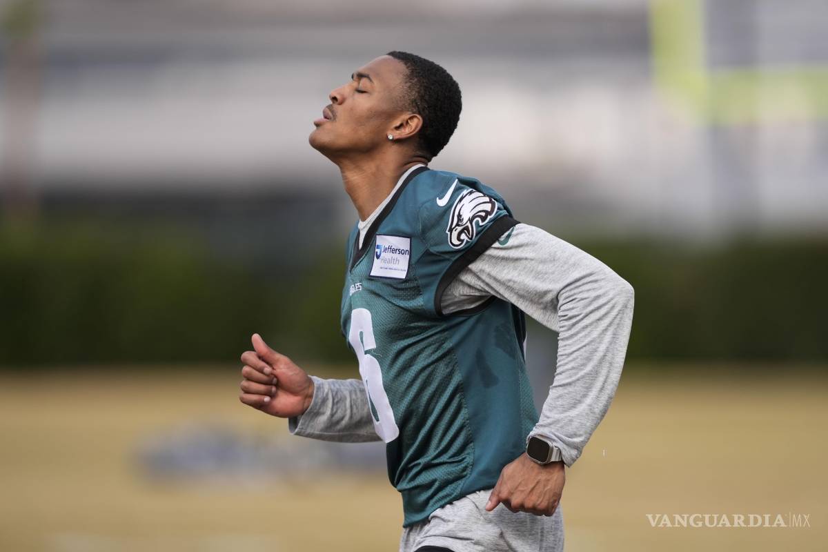 Kenneth Gainwell, DeVonta Smith y Dallas Goedert ya entrenan con los Eagles